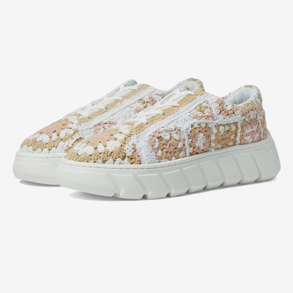 Free People catch me if you can sneaker. EUC . 37